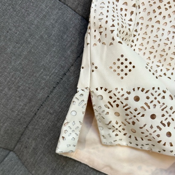 💥PRICE⬇️ DOLCE VITA • Cream faux Leather Laser Cut Out Shorts • size Large - Picture 7 of 9